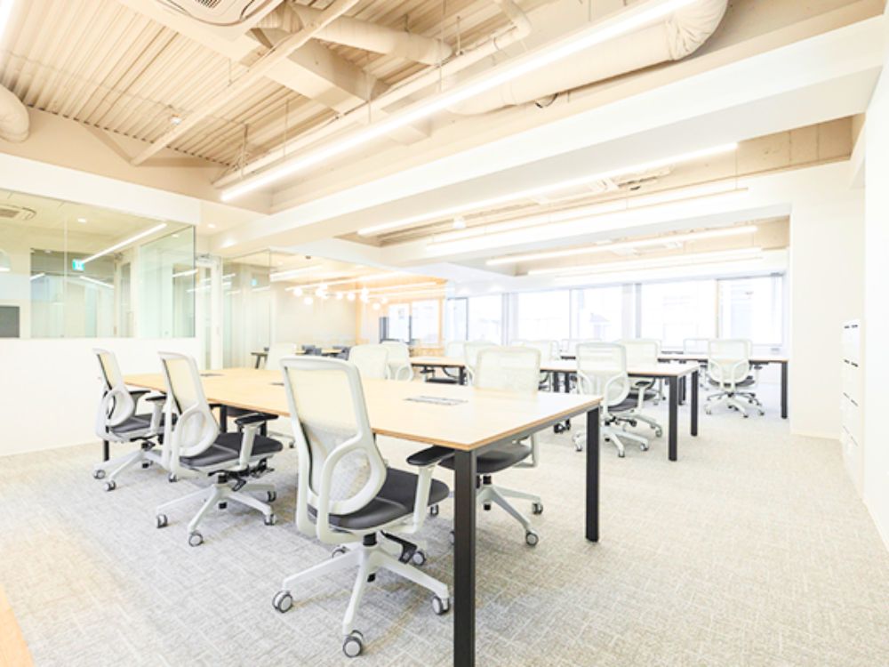 千代田区神田東松下町のフルセットアップオフィス物件（岩本町駅徒歩5分、約55坪）