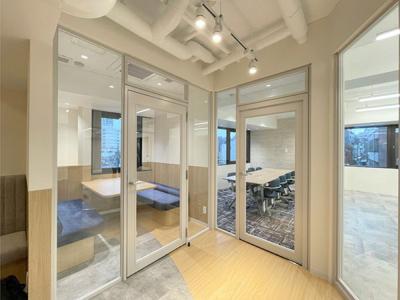 新宿区新宿のセットアップオフィス物件（新宿三丁目駅徒歩4分、約45坪）