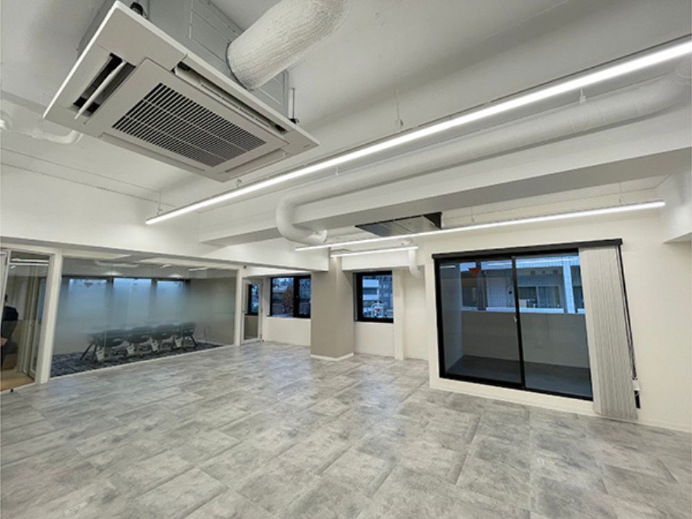 新宿区新宿のセットアップオフィス物件（新宿三丁目駅徒歩4分、約45坪）