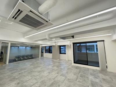 新宿区新宿のセットアップオフィス物件（新宿三丁目駅徒歩4分、約45坪）