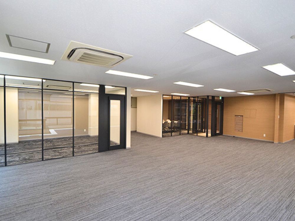 中央区新富のセットアップオフィス物件（新富町駅徒歩4分、約55坪）