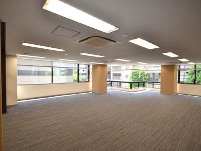 中央区新富のセットアップオフィス物件（新富町駅徒歩4分、約55坪）