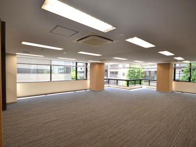中央区新富のセットアップオフィス物件（新富町駅徒歩4分、約55坪）