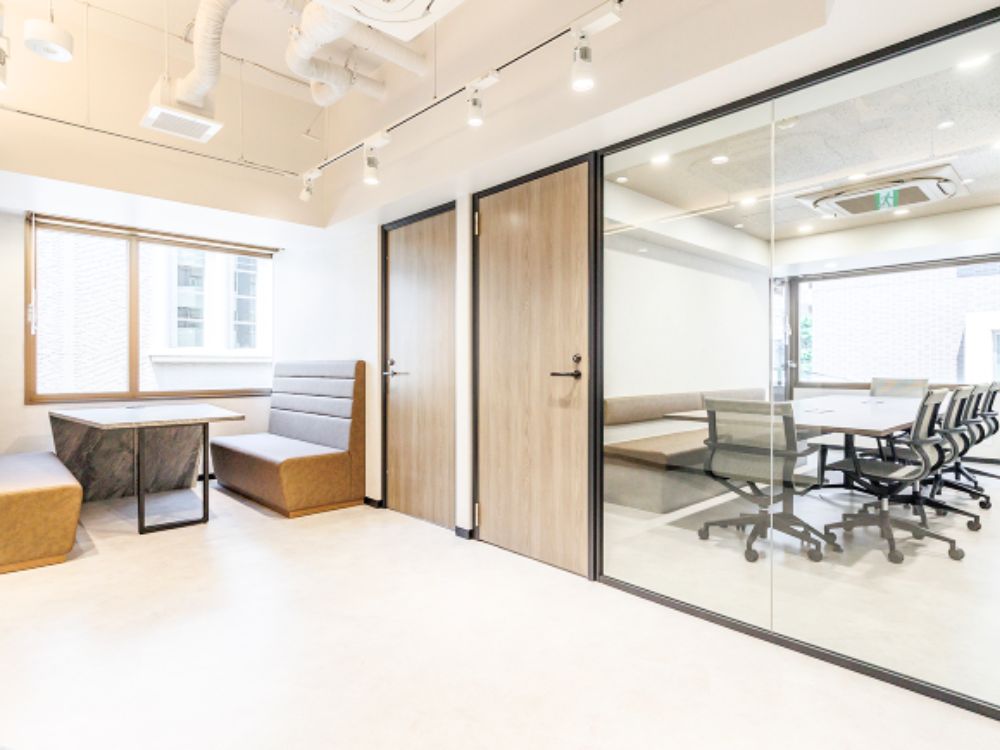 新宿区四谷三栄町のセットアップオフィス物件（四谷三丁目駅徒歩4分、約60坪）