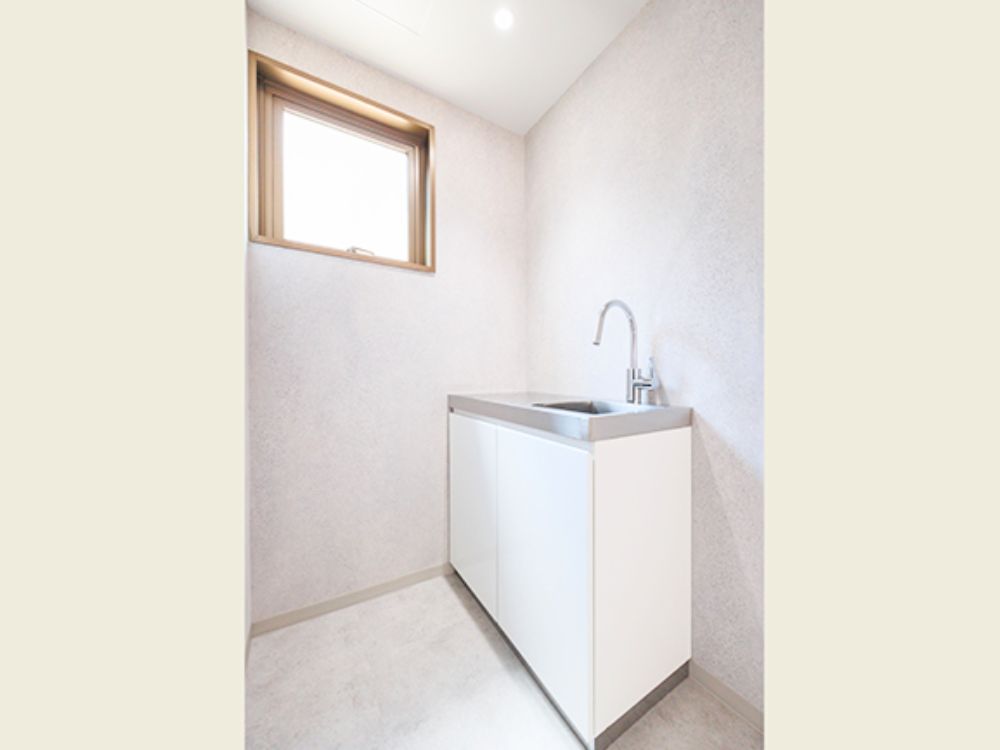 新宿区四谷三栄町のセットアップオフィス物件（四谷三丁目駅徒歩4分、約60坪）