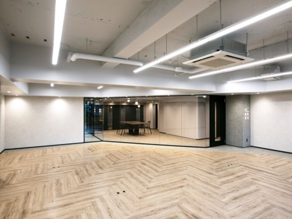 港区芝浦のリノベーションオフィス物件（田町駅徒歩5分、約50坪）