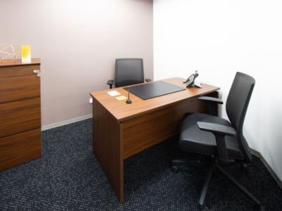 千代田区丸の内の3-4名用オフィス物件（二重橋前駅徒歩1分、10坪未満）