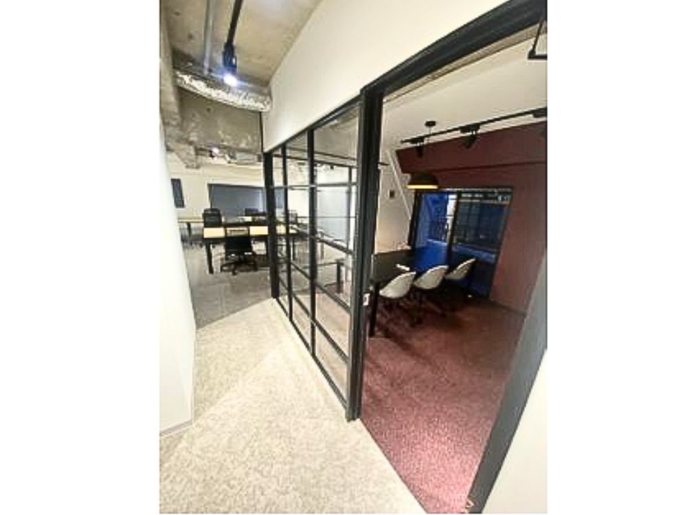 中央区築地のフルセットアップオフィス物件（新富町駅徒歩2分、約25坪）