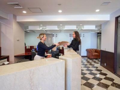 中央区日本橋本町の3-4名用オフィス物件（新日本橋駅徒歩1分、10坪未満）