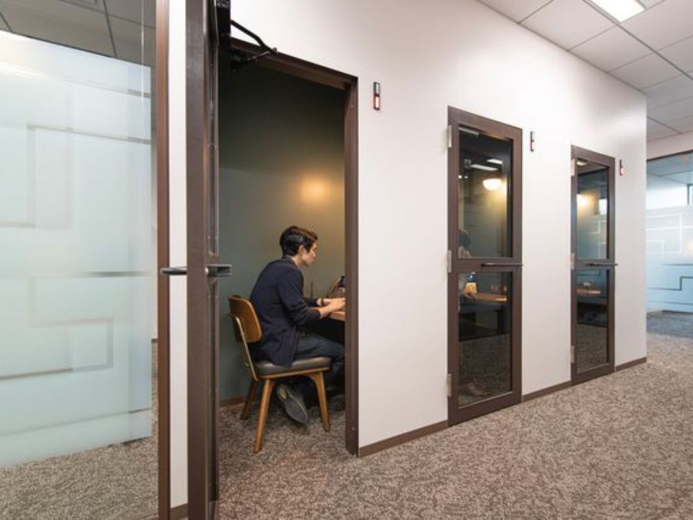 中央区日本橋本町の1-3名用オフィス物件（新日本橋駅徒歩1分、10坪未満）