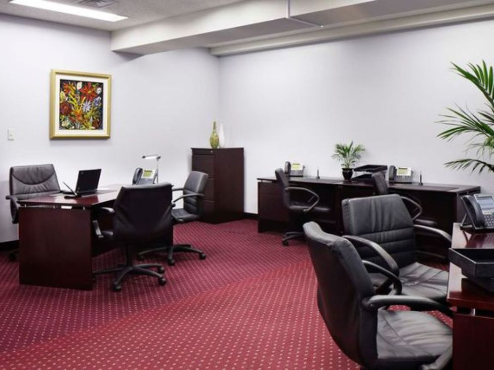 中央区日本橋本町の4-6名用オフィス物件（新日本橋駅徒歩1分、10坪未満）