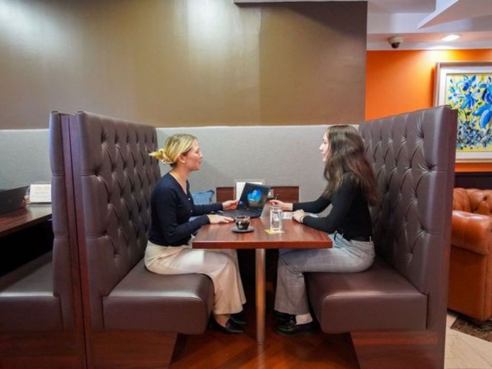 中央区日本橋本町の4-6名用オフィス物件（新日本橋駅徒歩1分、10坪未満）