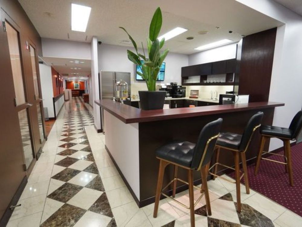 中央区日本橋本町の4-6名用オフィス物件（新日本橋駅徒歩1分、10坪未満）