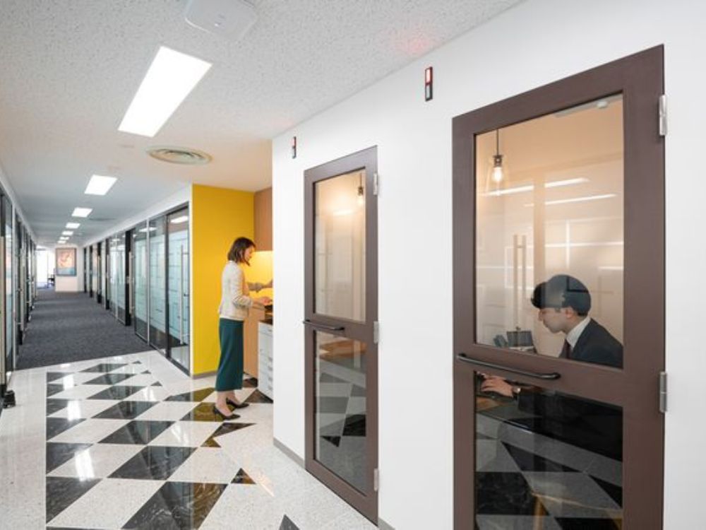 中央区日本橋室町の1-2名用オフィス物件（三越前駅徒歩1分、10坪未満）