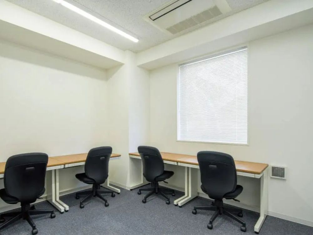 新宿区新宿の4名用オフィス物件（新宿三丁目駅徒歩4分、10坪未満）