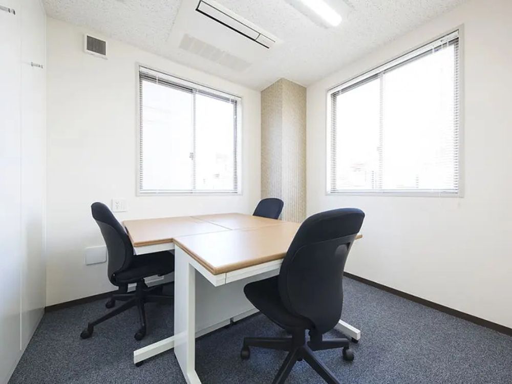 港区新橋の3名用オフィス物件（新橋駅徒歩3分、10坪未満）