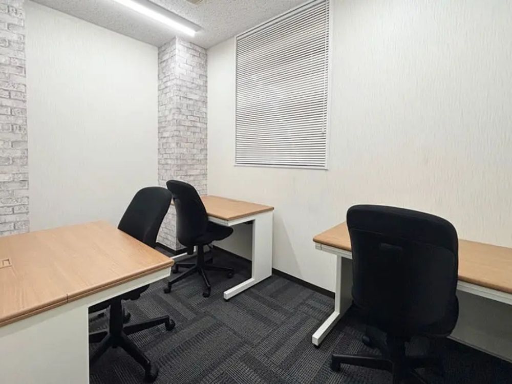 港区新橋の3-4名用オフィス物件（新橋駅徒歩5分、10坪未満）